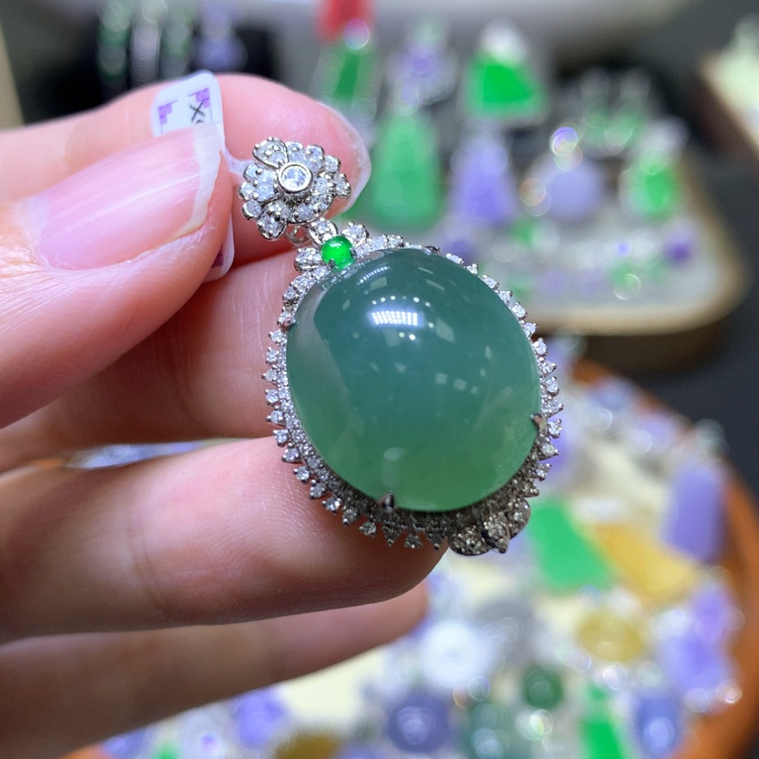 【闪购商品】翡翠颈饰18K金镶嵌翡翠吊坠项链