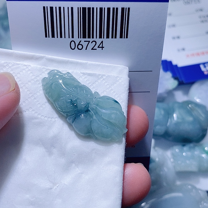 翡翠未镶嵌颈饰中