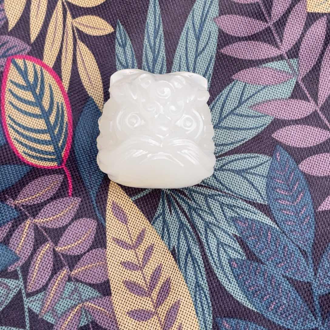 透闪石质玉把件未镶嵌白雪公主醒狮