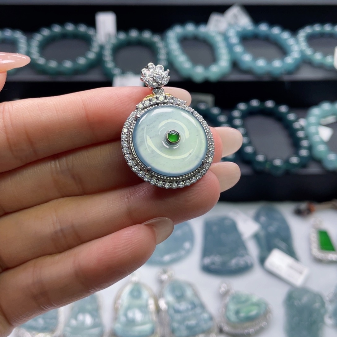 翡翠银S925镶嵌颈饰平安扣