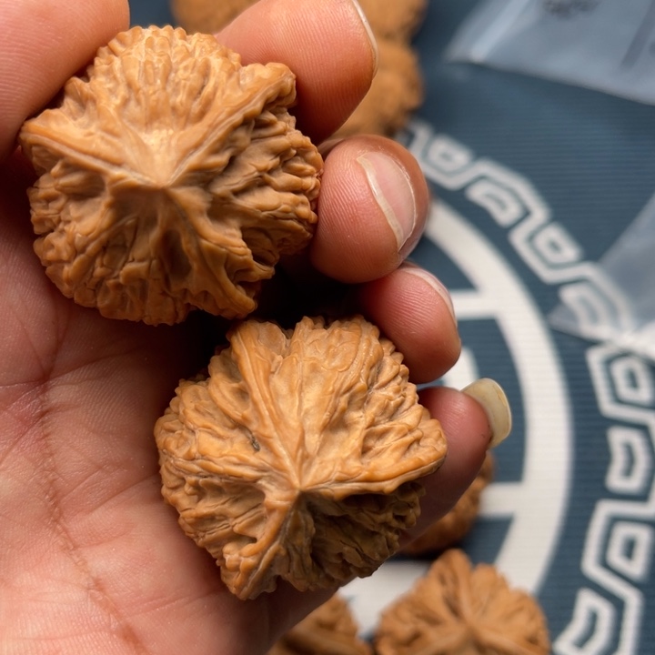 文玩核桃吊坠来*三棱