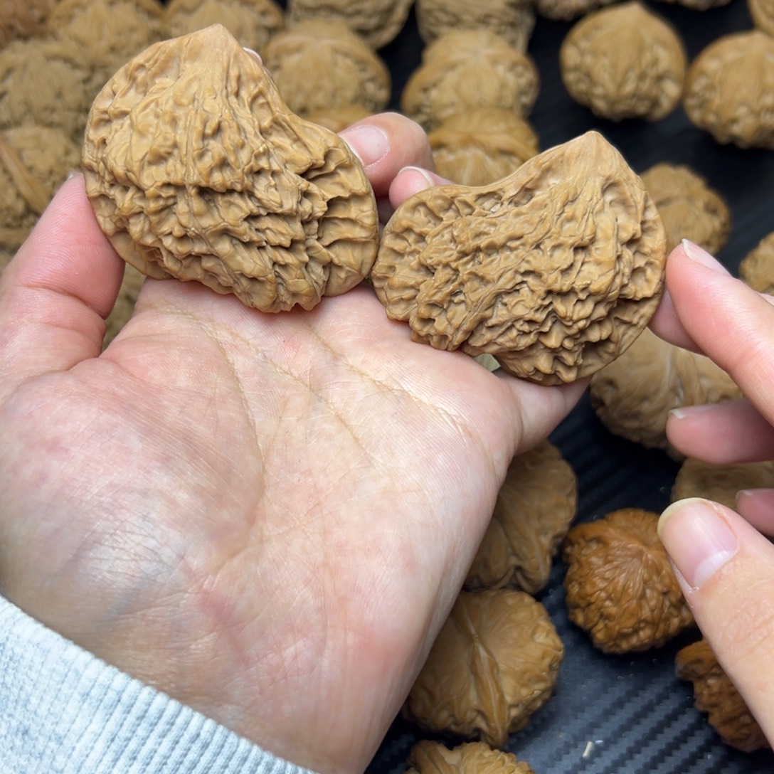 文玩核桃吊坠犀牛望月磕尖浮黄