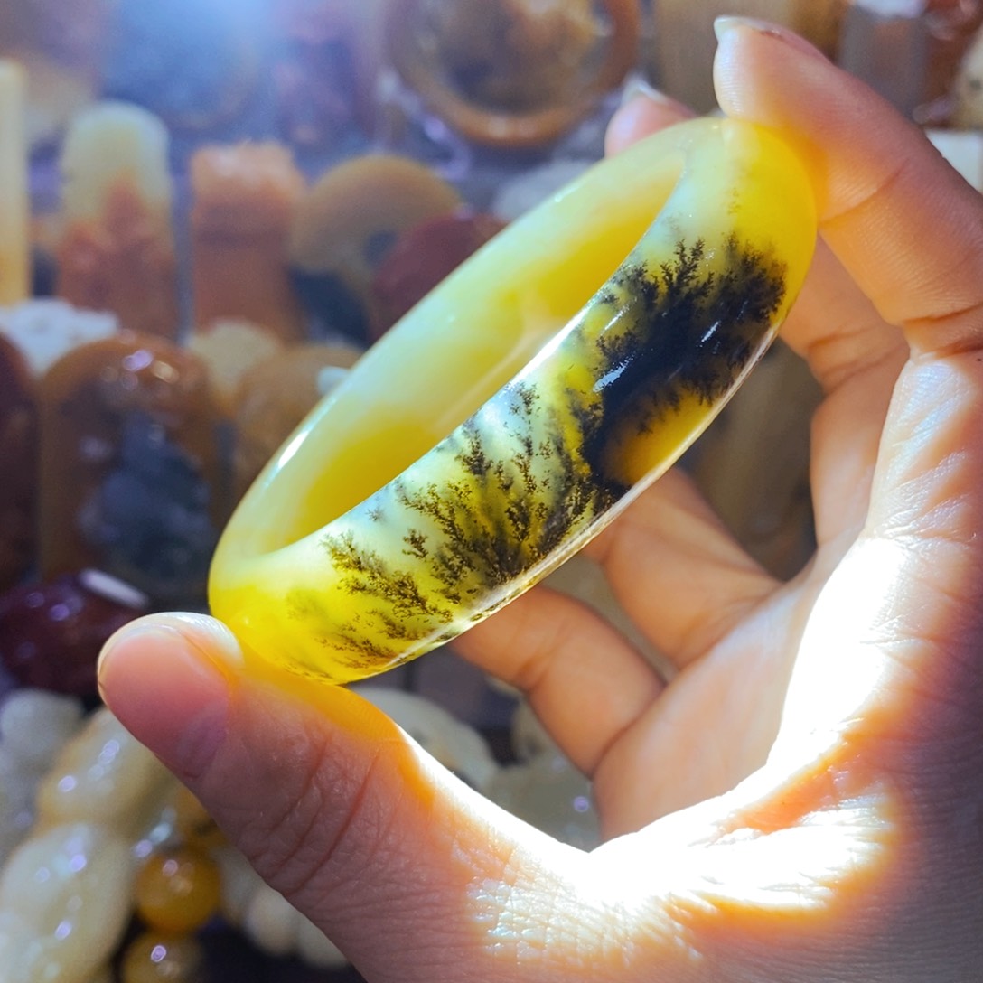 石英质玉（黄龙玉）颈饰未镶嵌