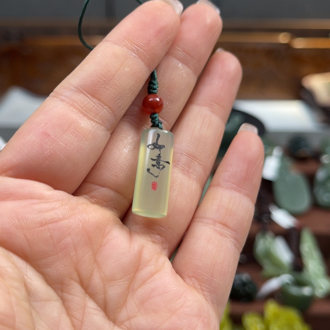 蛇纹石玉挂件未镶嵌