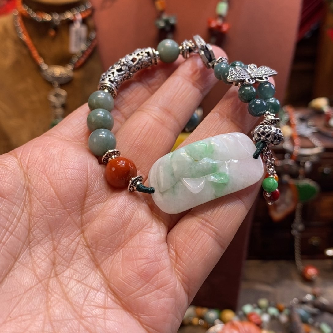 翡翠吊坠(赠链)未镶嵌