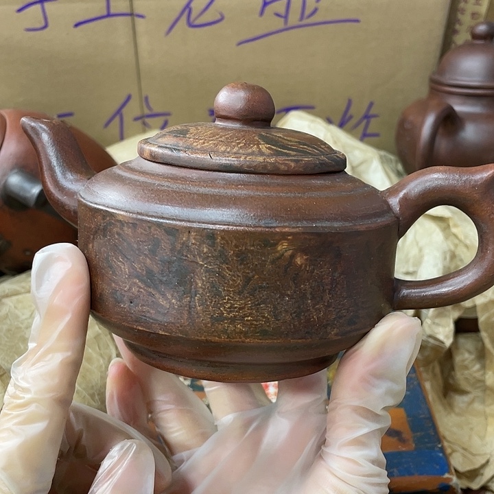 茶壶紫砂原矿泥料，手工制作的一把紫砂壶。