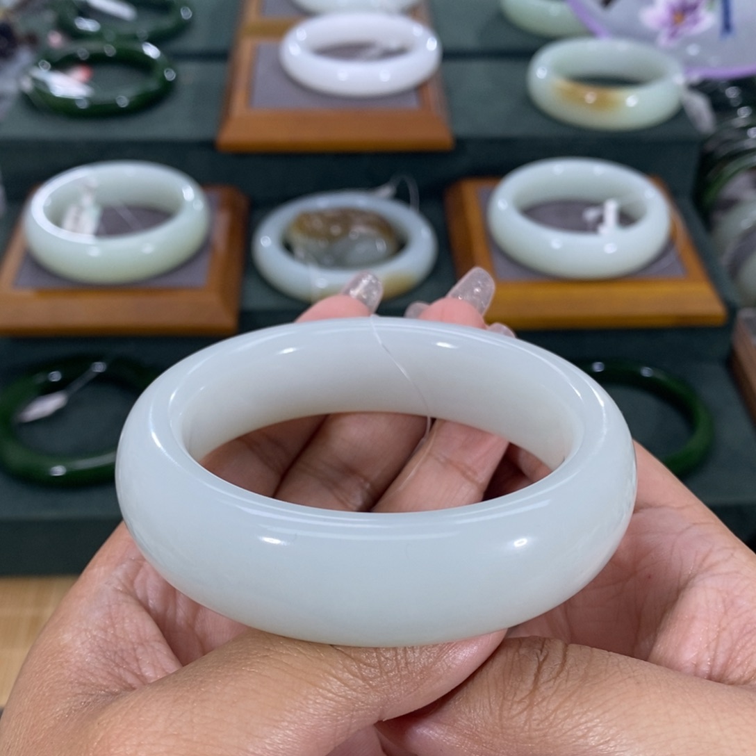 和田玉手镯未镶嵌