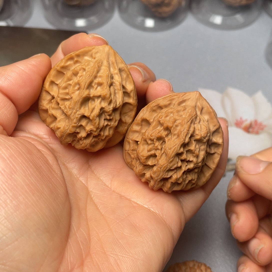 【闪购商品】文玩核桃吊坠梨木台………