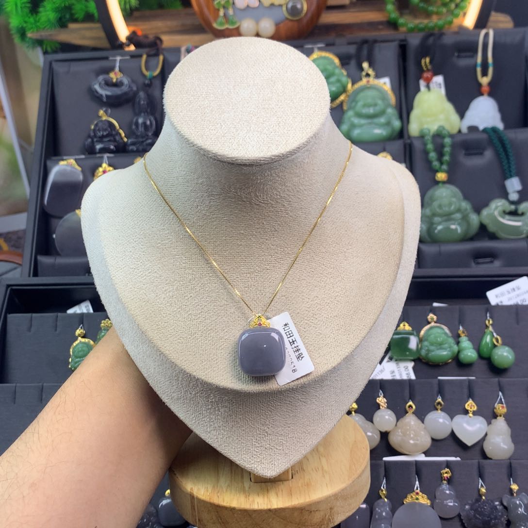 和田玉吊坠18K金镶嵌