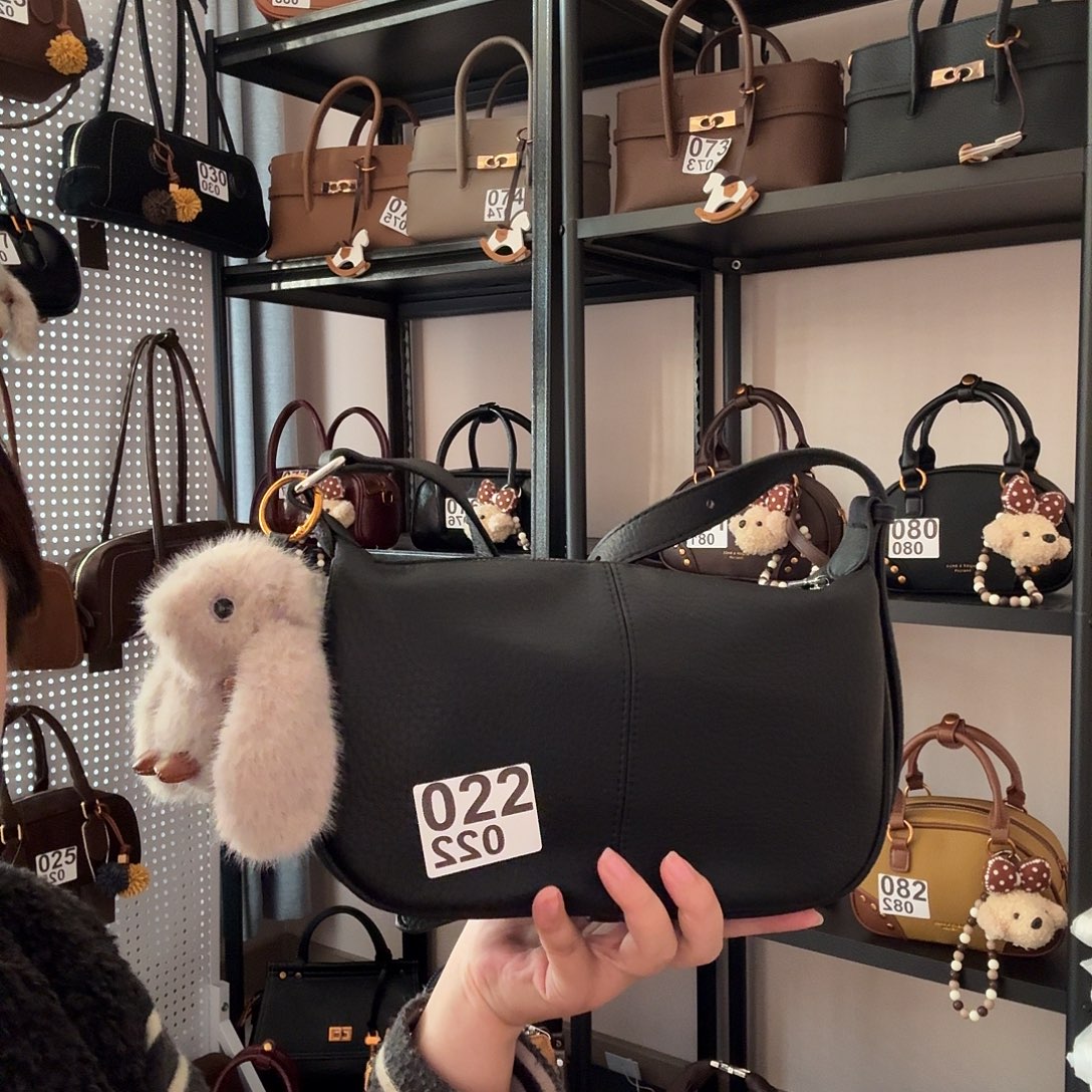 PU022黑色饺子带挂件