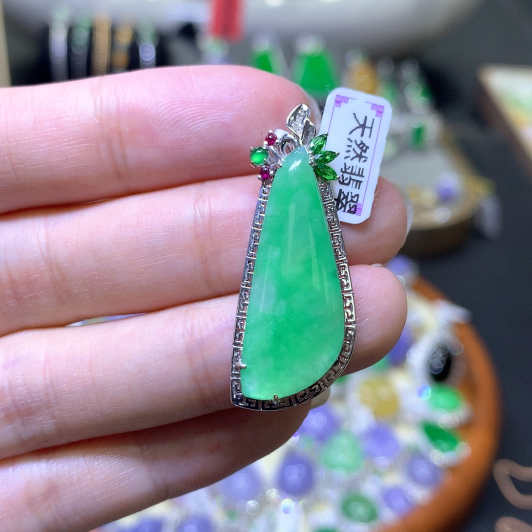 【闪购商品】翡翠颈饰18K金镶嵌翡翠吊坠项链