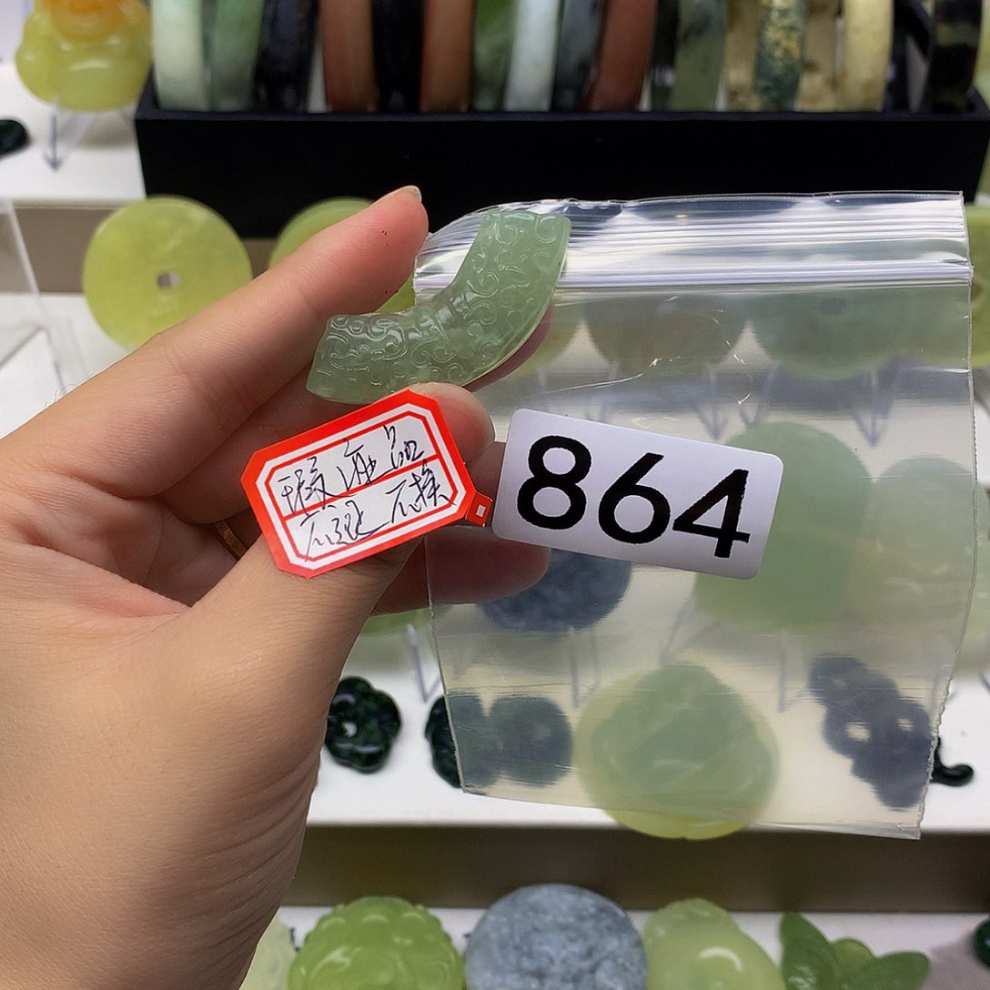 蛇纹石玉颈饰未镶嵌