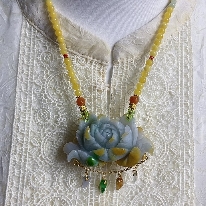 翡翠吊坠(赠链)未镶嵌黄加绿雕刻牡丹花吊坠