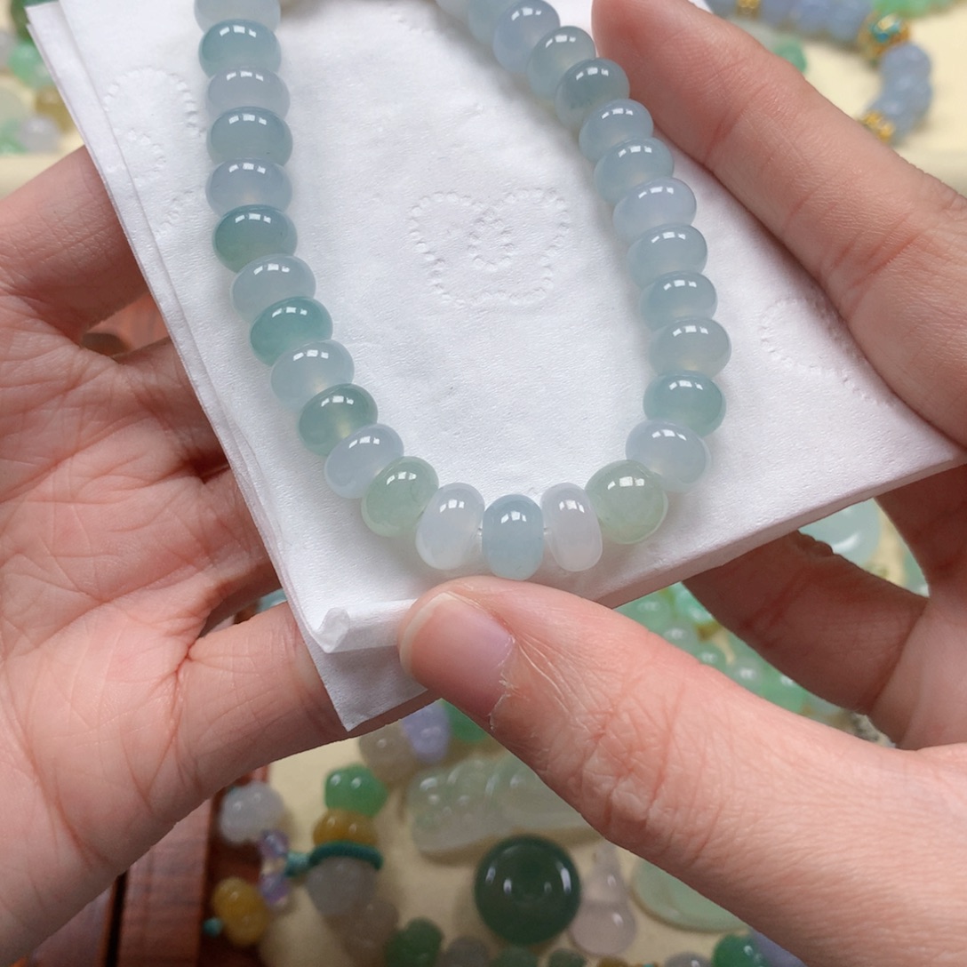 巩***馆翡翠未镶嵌颈饰是