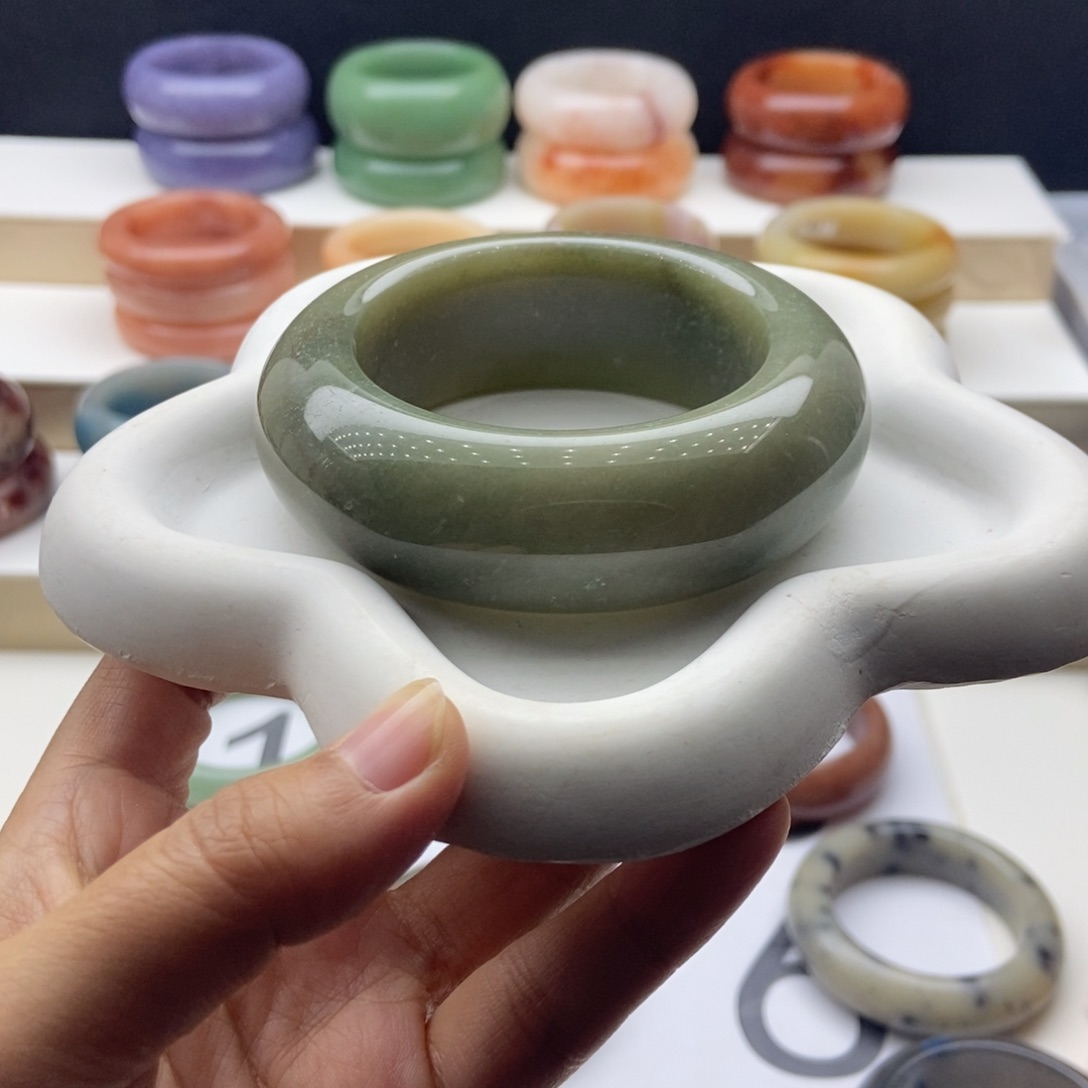 未镶嵌手镯石英质玉