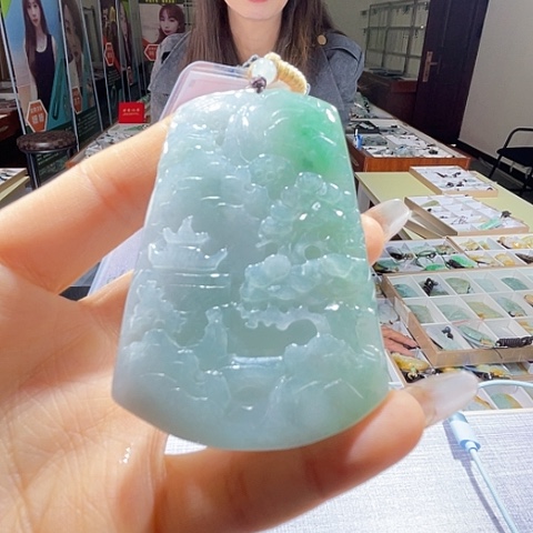 翡翠未镶嵌颈饰一个