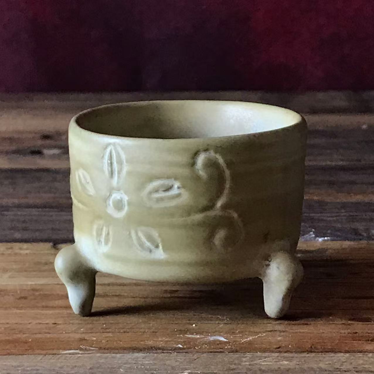 汝窑刻花三足炉 