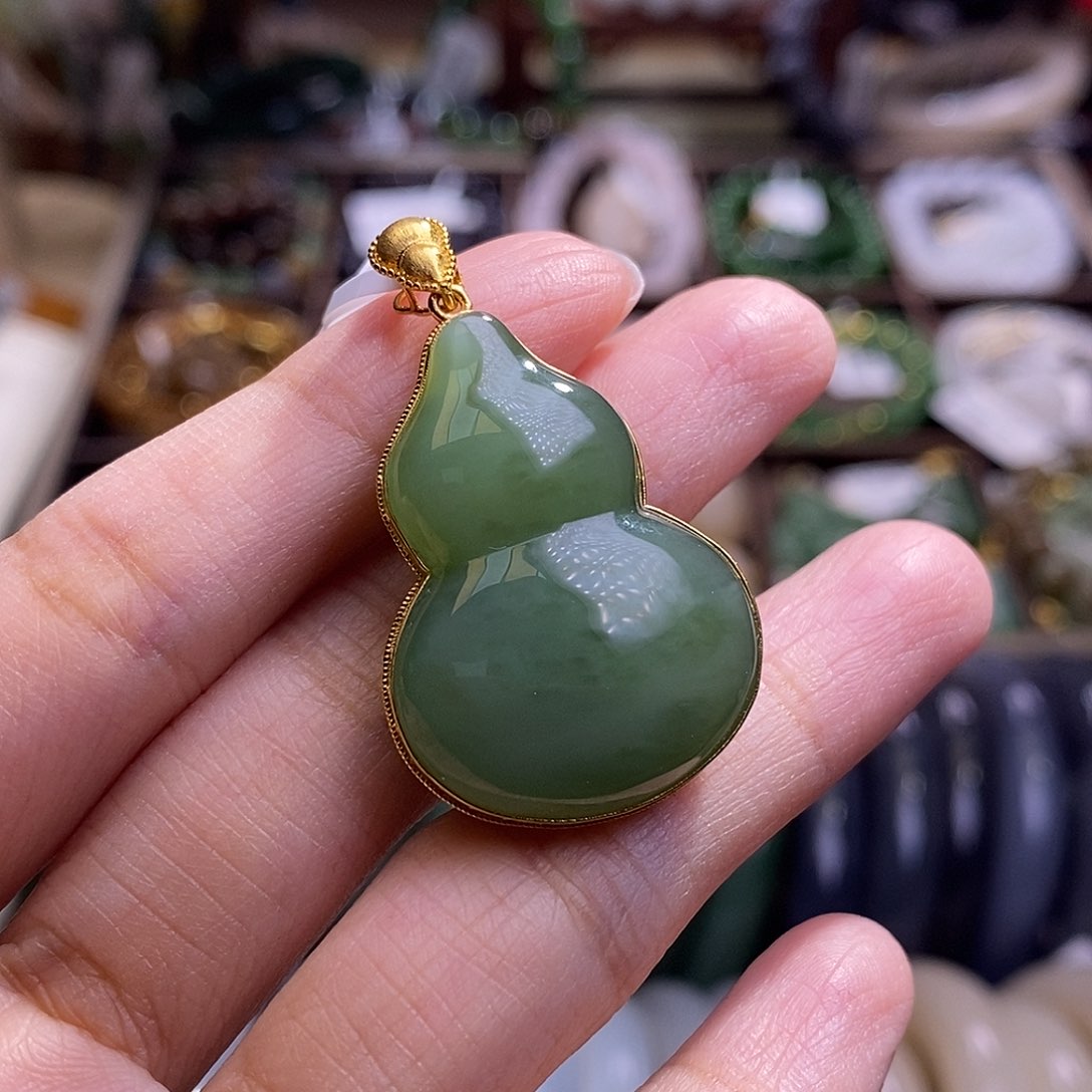 颈饰未镶嵌和田玉毕业级金镶粉青葫芦吊坠