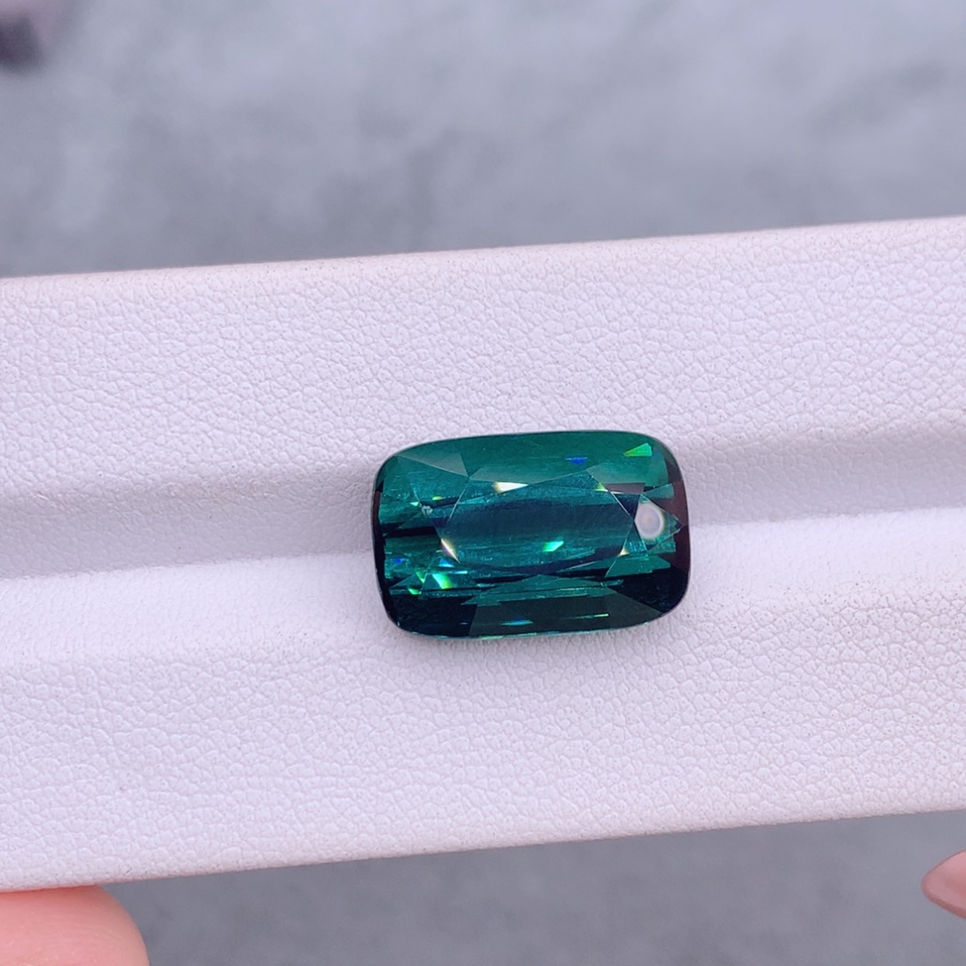 裸石碧玺未镶嵌12.28克拉，拉贡，吉尔德