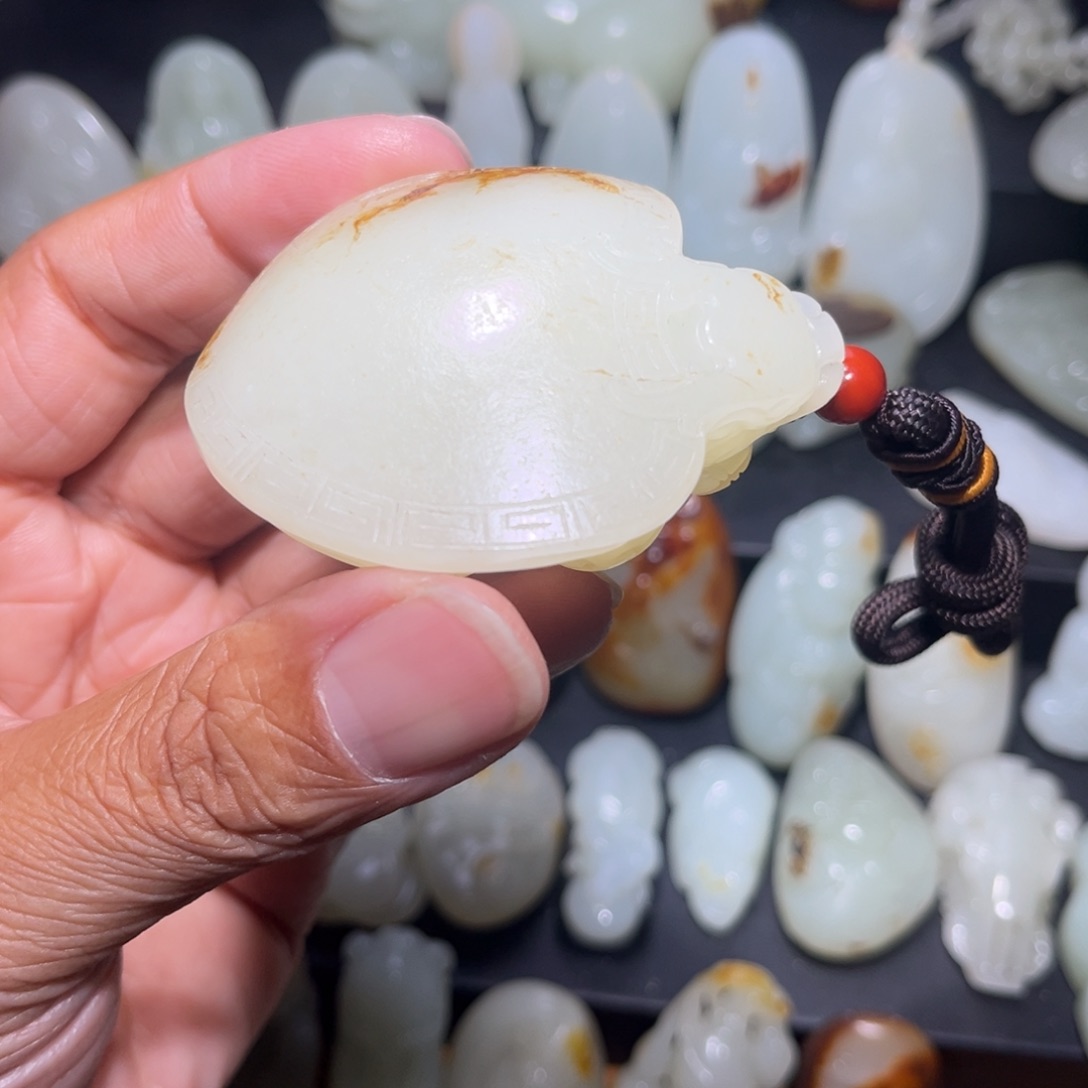 威***神和田玉未镶嵌颈饰