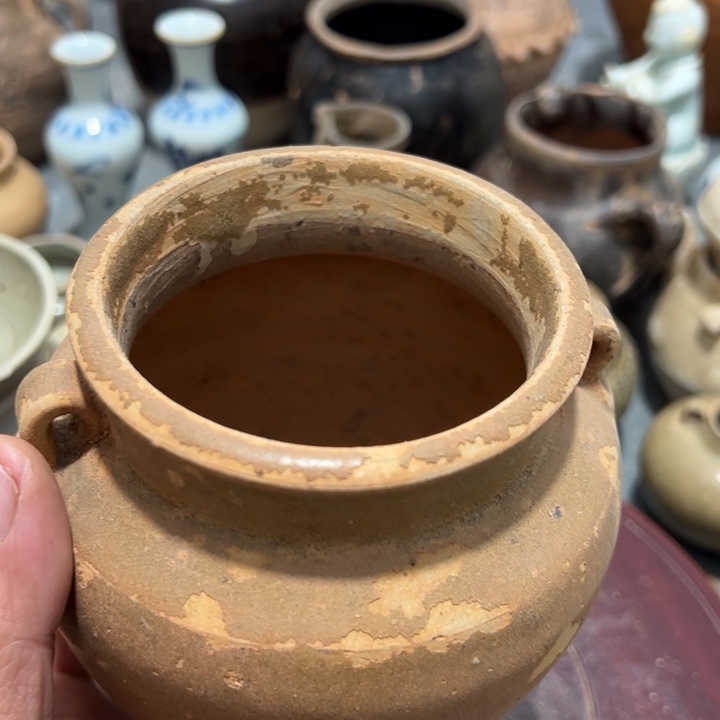 摆件陶东*一个双耳纹饰，有稍洗脱鼬的瓶子