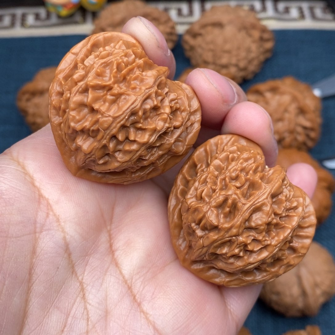 文玩核桃把件39老树红皮桃心宫灯