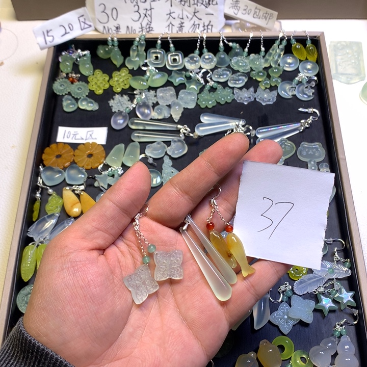 因***听蛇纹石玉合金耳钉