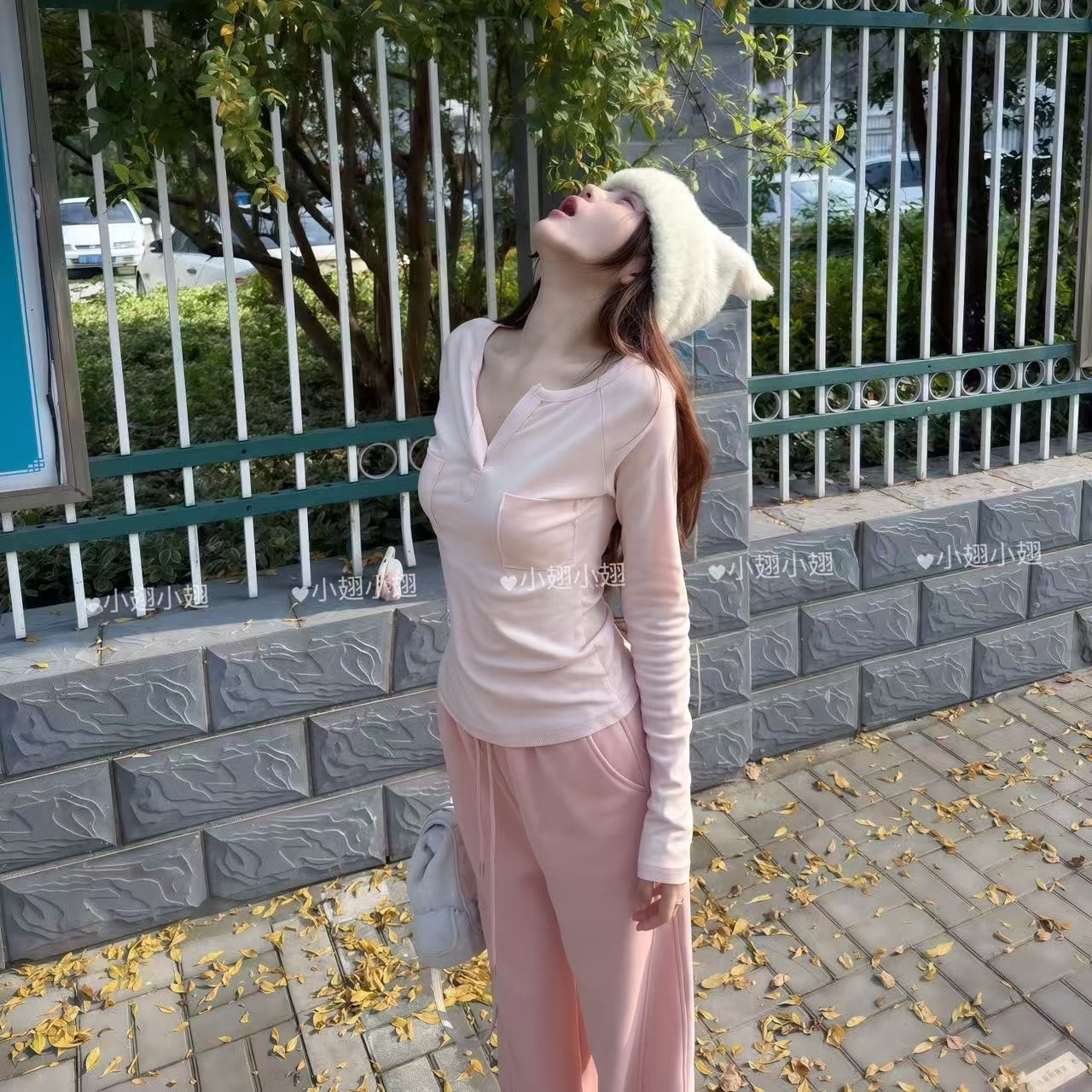 小翅服饰  蜜桃粉  细华夫格v领双口袋设计感显瘦长袖打底上衣