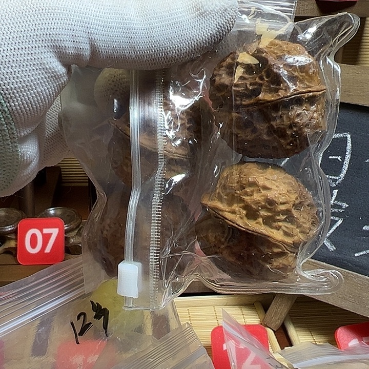 文玩核桃吊坠两对