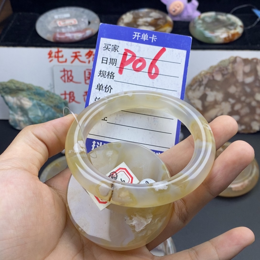 余***好石英质玉手镯未镶嵌