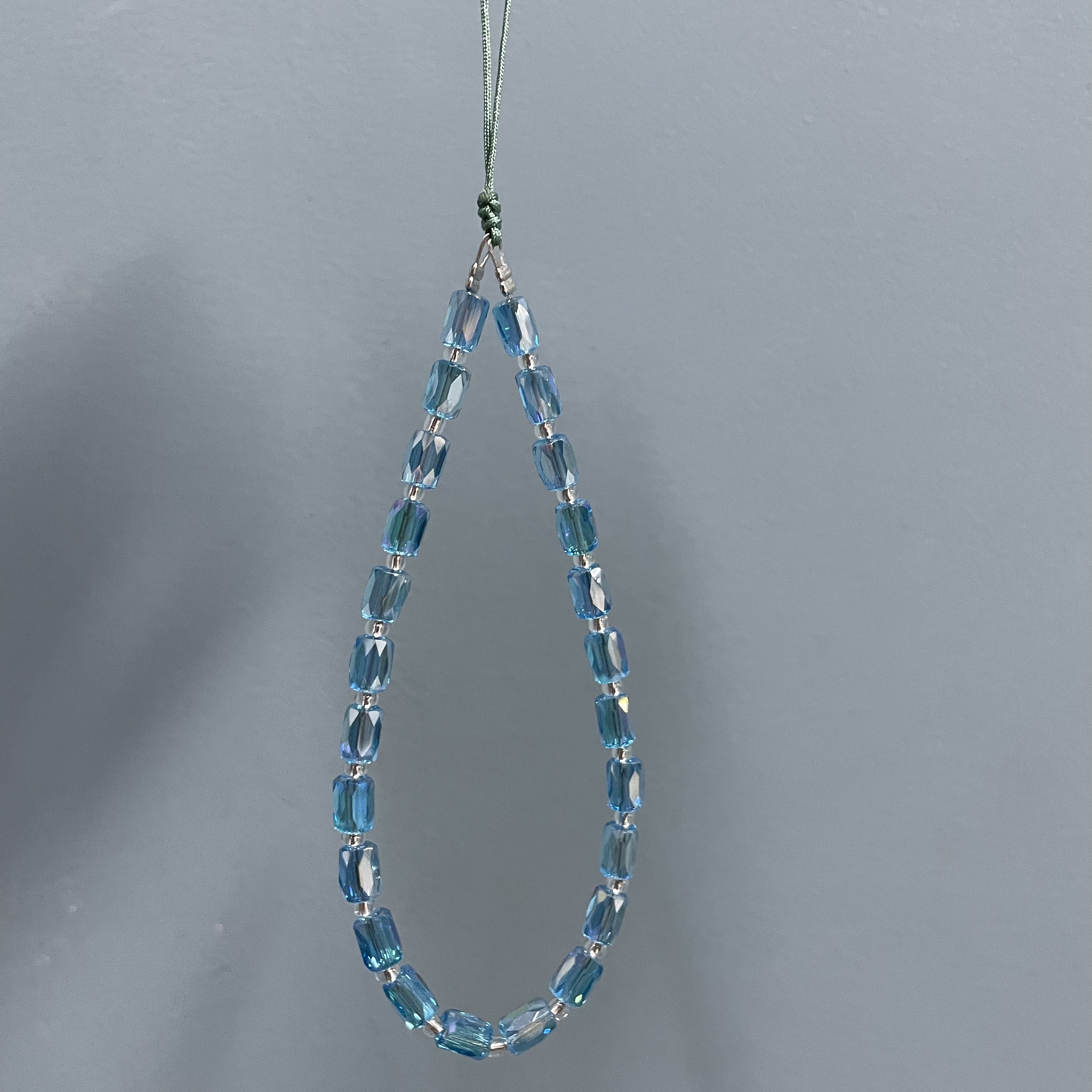 手腕绳款蓝色桶珠手机链H323