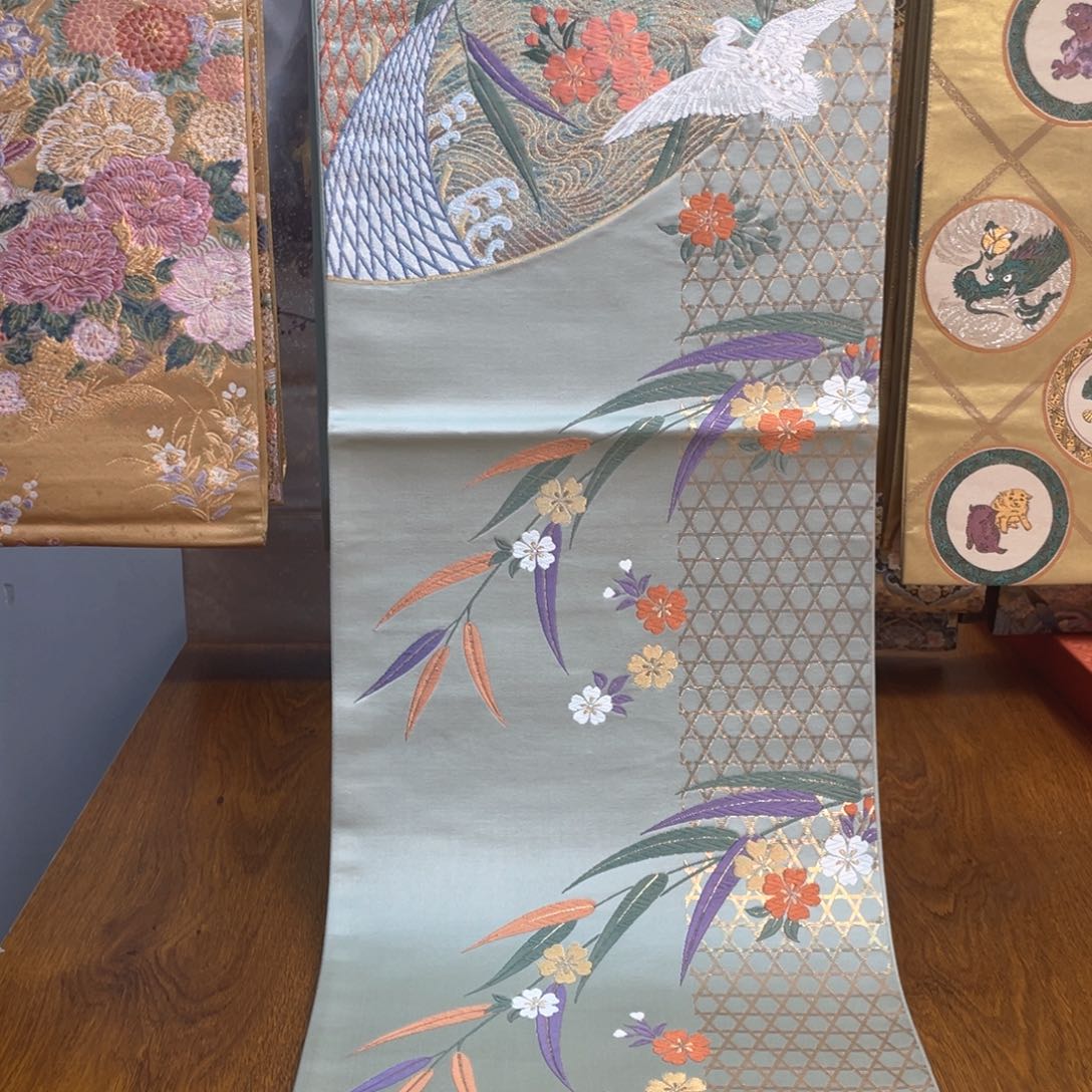 织绣浅绿垂柳樱花