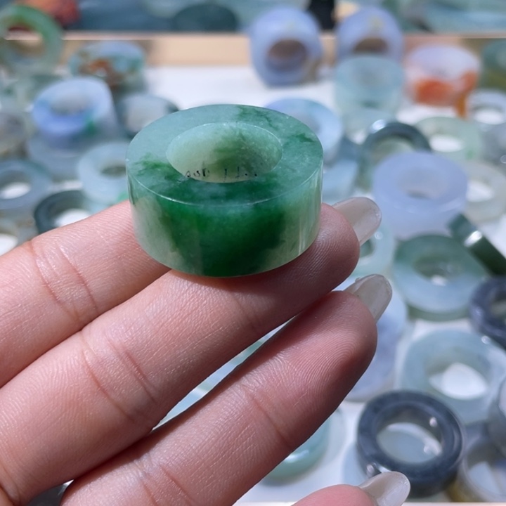 小***北定制翡翠未镶嵌天然翡翠
