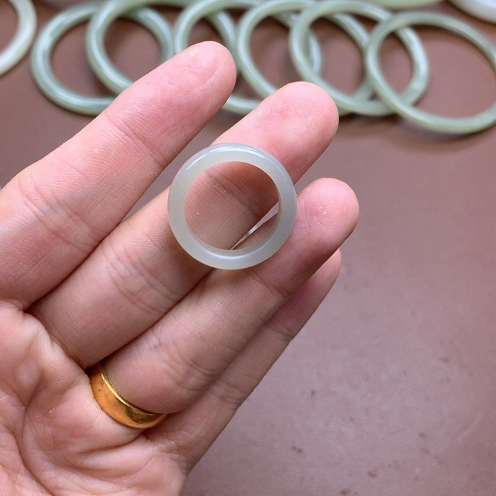 奶***莓和田玉未镶嵌手镯