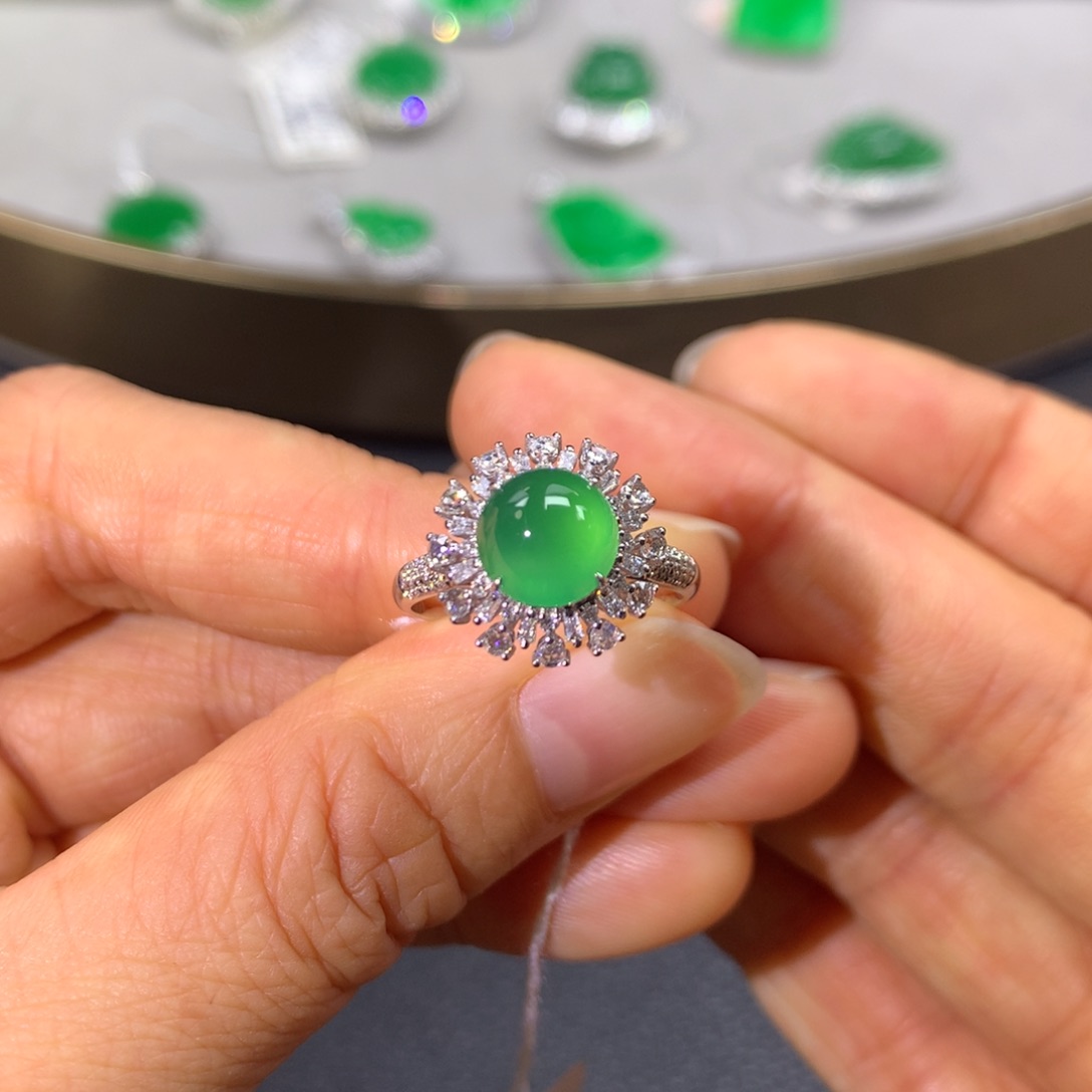 翡翠戒指18K金镶嵌翡翠