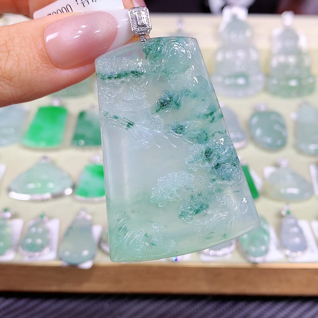 翡翠18K金镶嵌颈饰山水牌