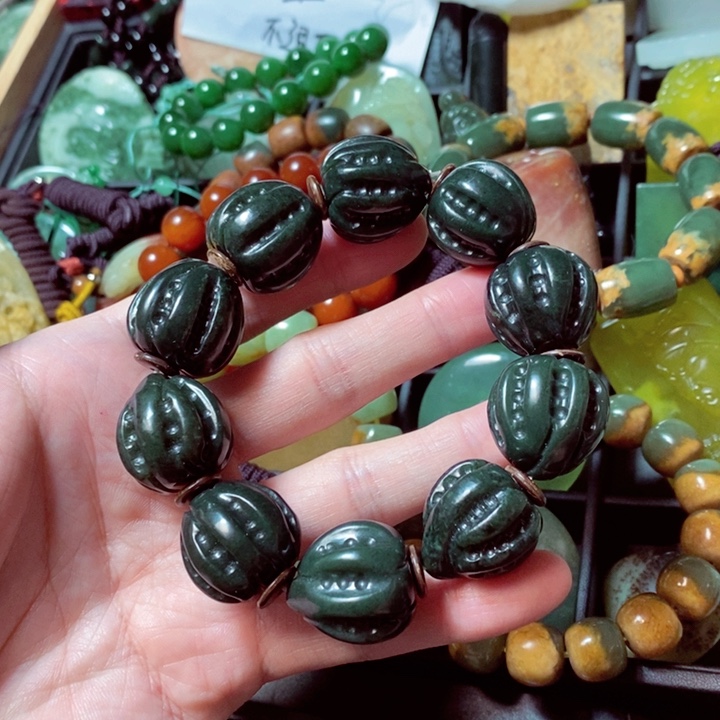 透闪石质玉颈饰未镶嵌