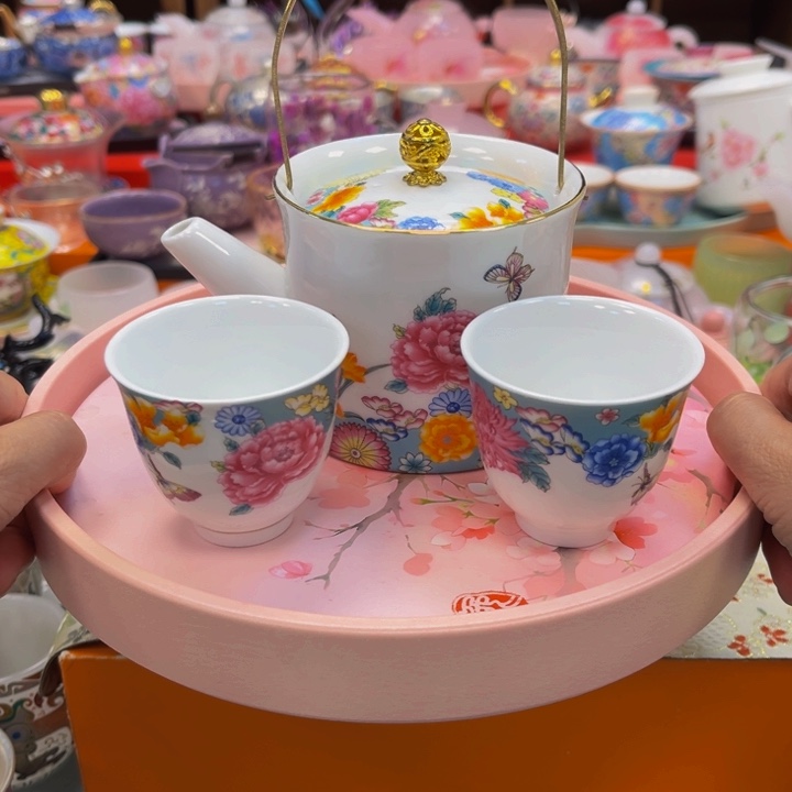 茶杯段泥吧啦吧啦的说了一句我爱