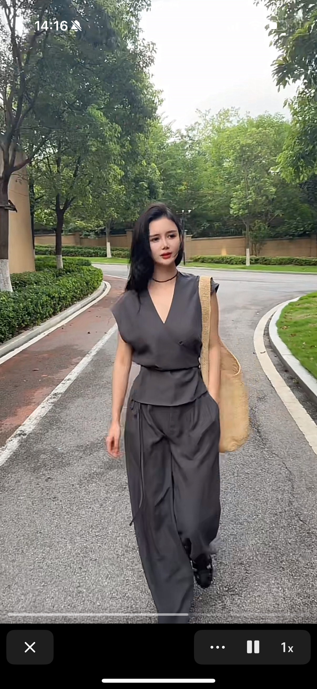 杭州 设计感交叉上衣配高腰阔腿裤套装