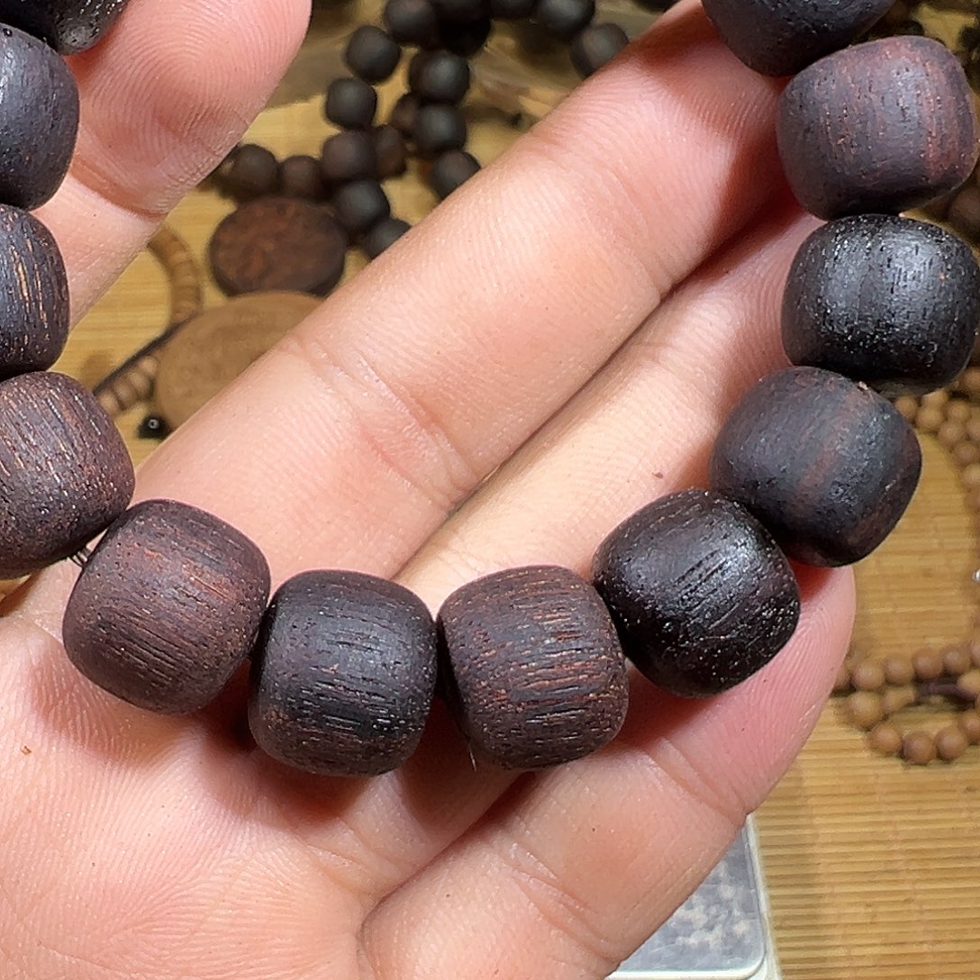 梭***店手串/手链降真香13x14。 28克