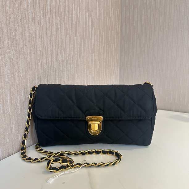 95新 Prada/普拉达 一桃/普拉达 降落伞黑金长款菱格纹斜挎包