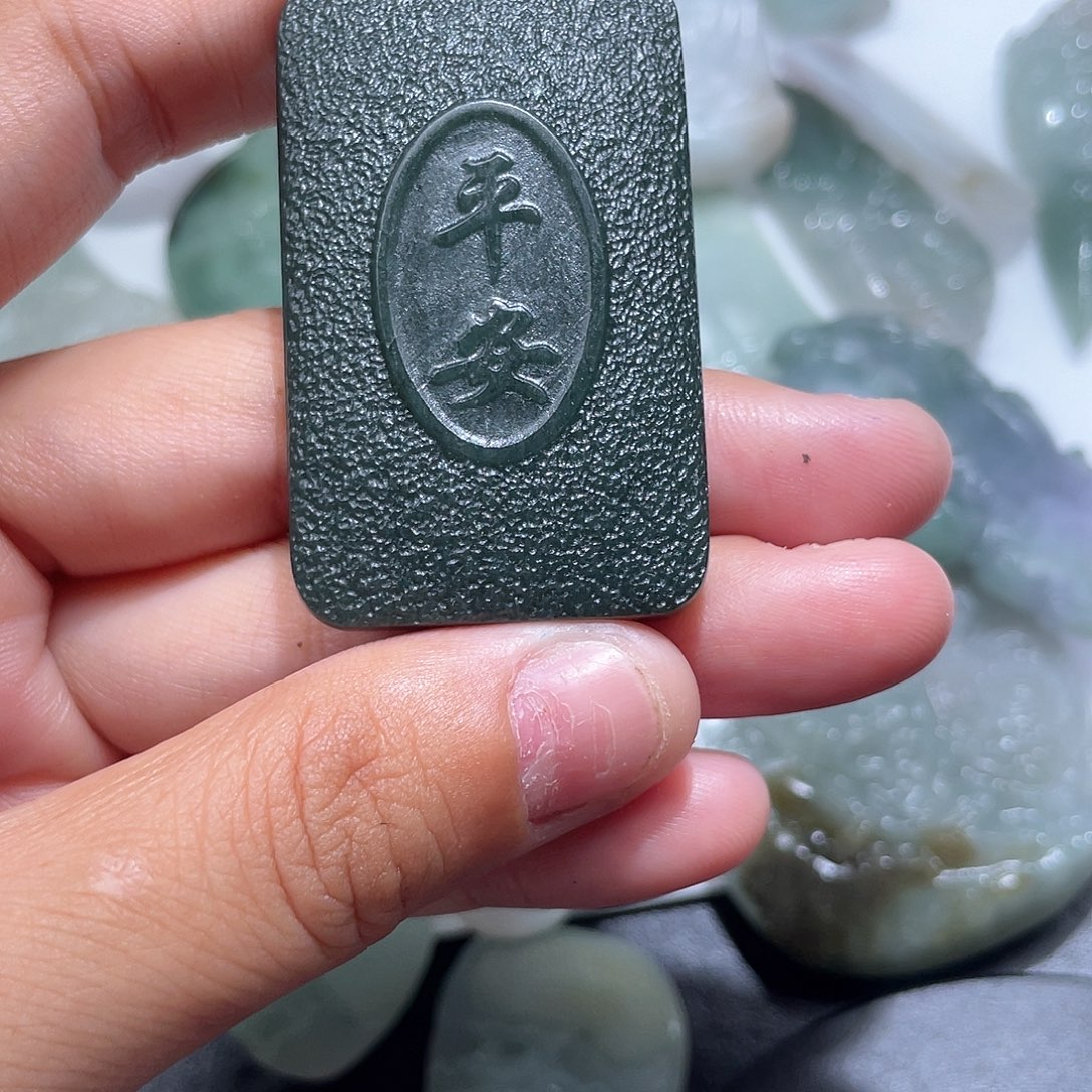 颈饰未镶嵌和田玉（糖玉）是