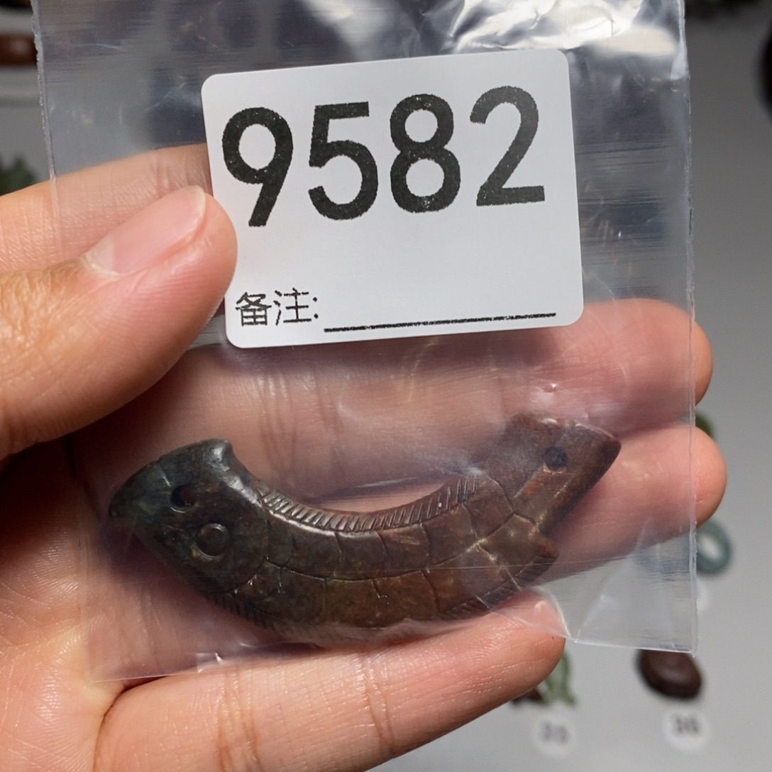 颈饰未镶嵌透闪石质玉执*