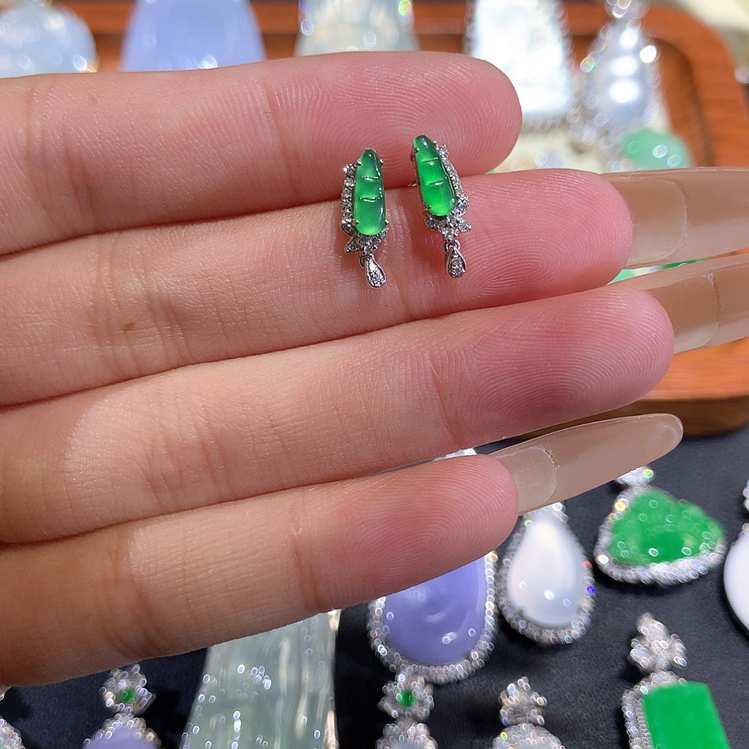 翡翠18K金镶嵌颈饰木纳绿耳钉