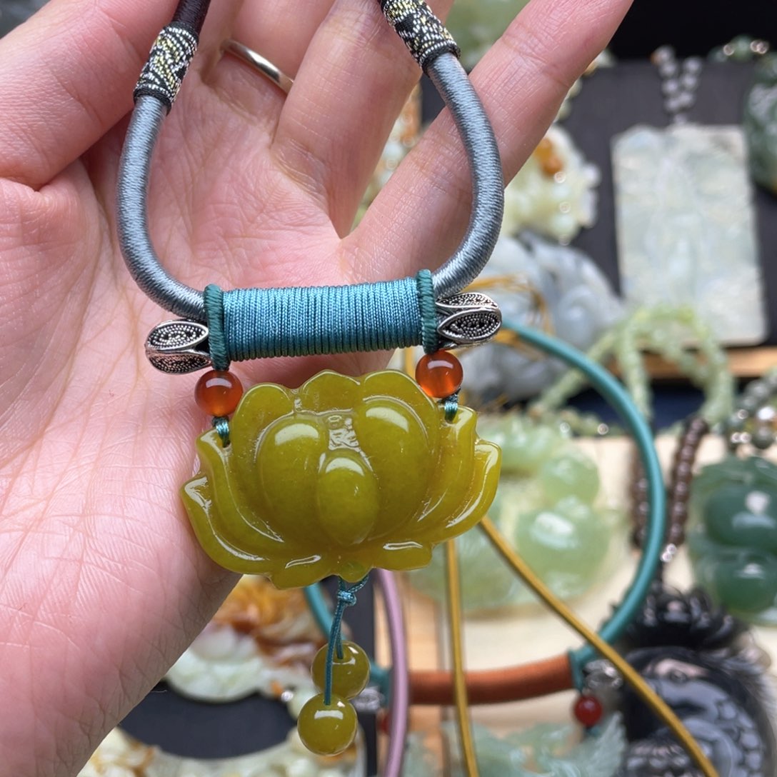 蛇纹石玉颈饰未镶嵌