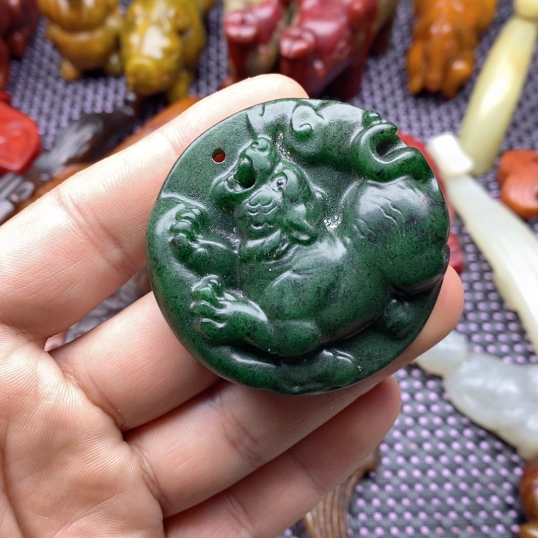 蛇纹石玉颈饰未镶嵌