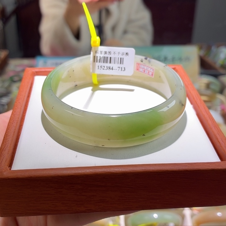 和田玉未镶嵌手镯5。 61