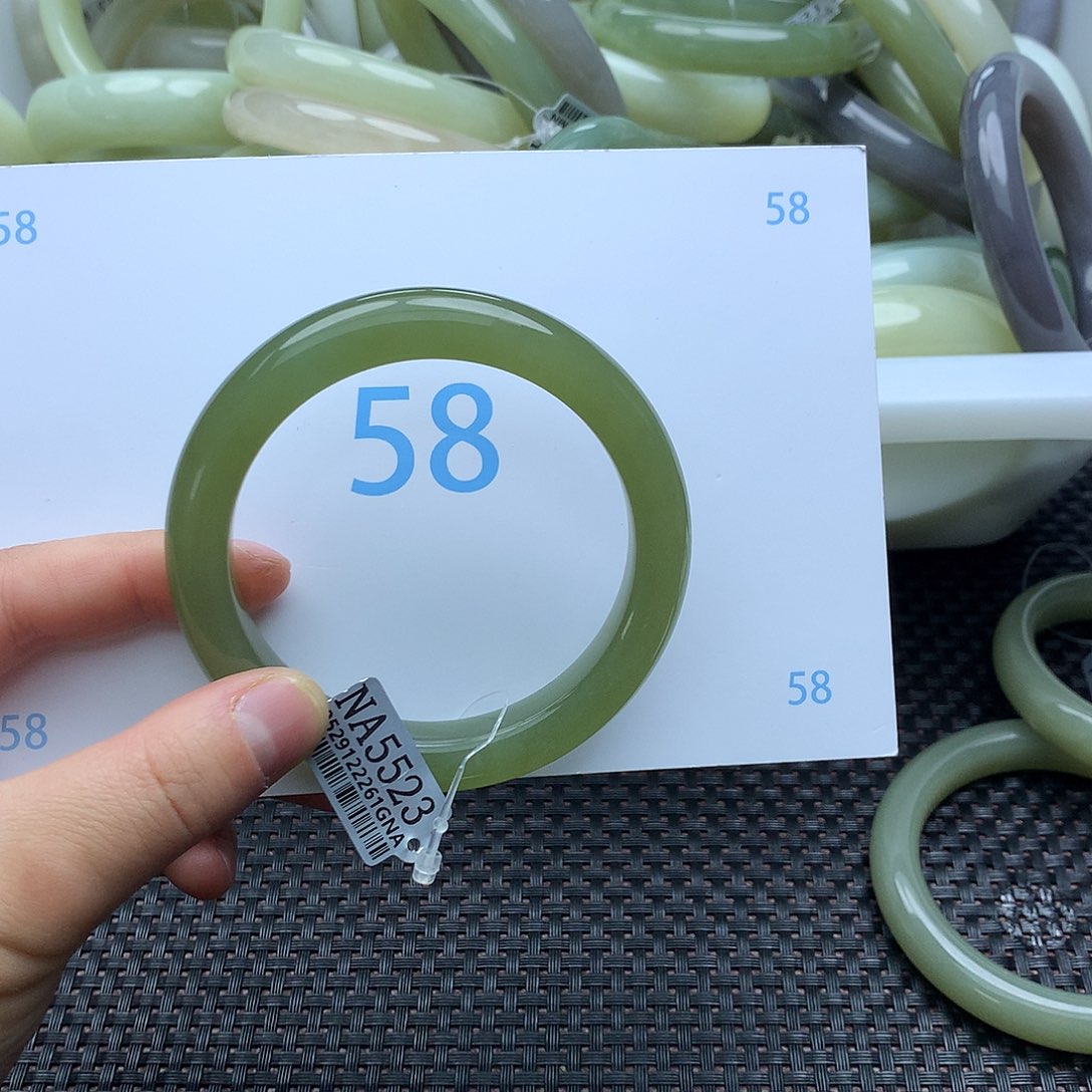 橙***.和田玉未镶嵌手镯