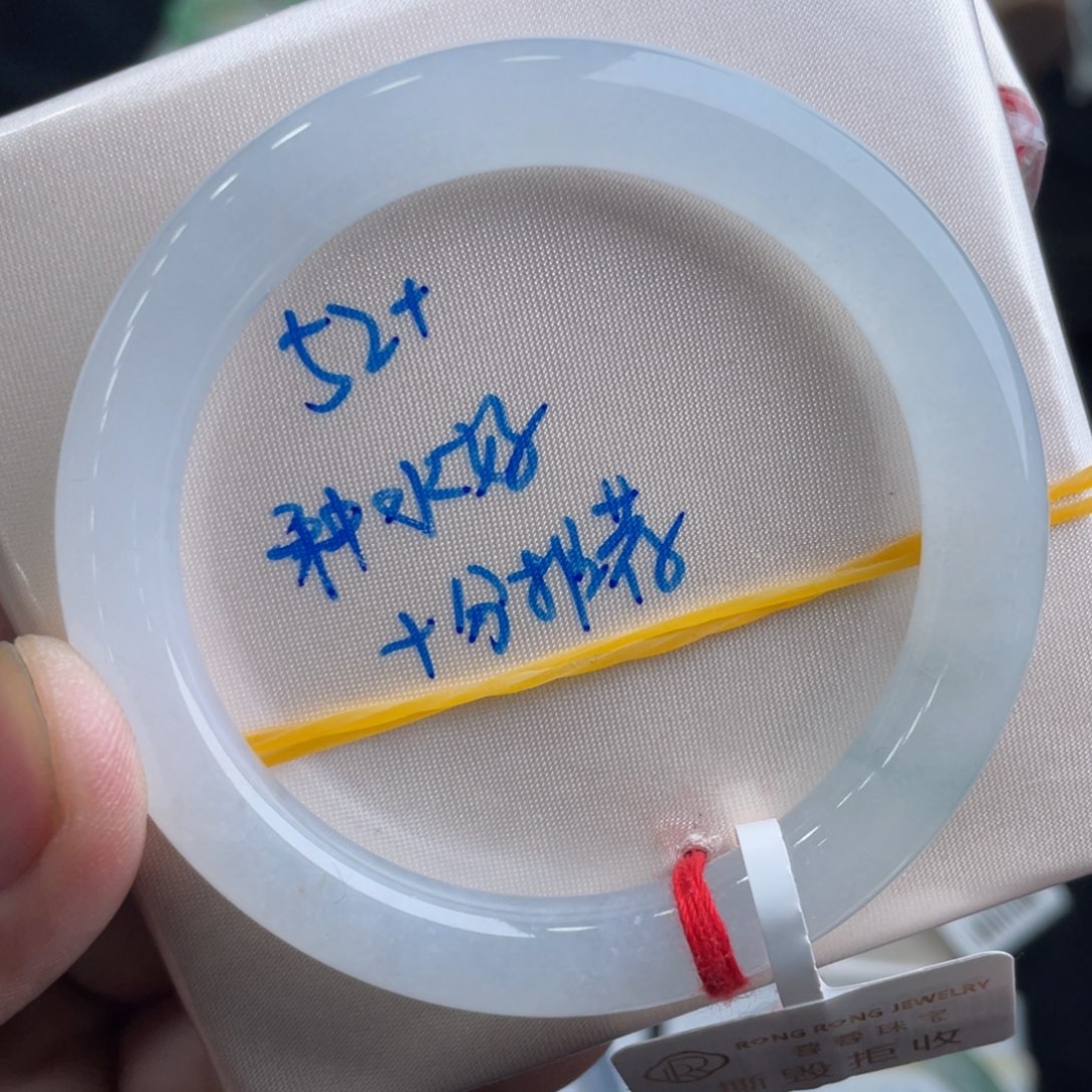 翡翠手镯未镶嵌翡翠手镯