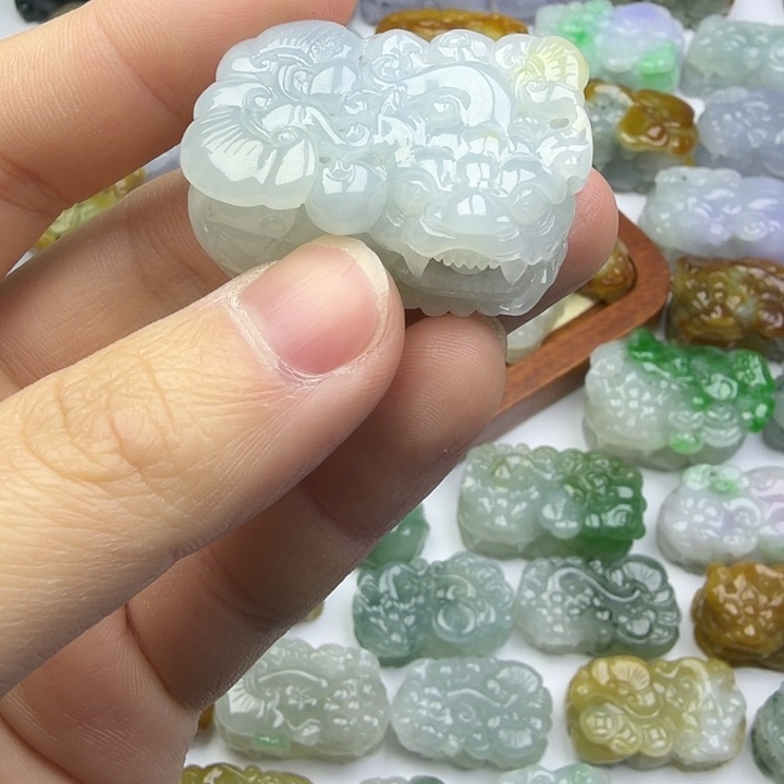 翡翠未镶嵌颈饰貔貅